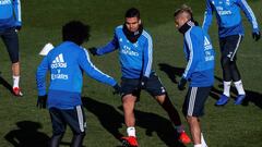 Mariano, con Casemiro y Marcelo, en el entrenamiento.