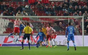 0-1. Verza anotó el primer tanto del Getafe en propia puerta.