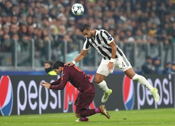 Medhi Benatia and Luis Suárez.