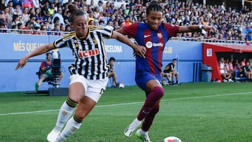 La delantera del Barcelona Vicky L車pez (d) pelea un bal車n con Lisa Boattin, de la Juventus, durante el partido correspondiente al Trofeo Joan Gamper femenino que FC Barcelona y Juventus disputan este jueves en el estadio Johan Cruyff de la localidad barcelonesa de Sant Joan Desp赤.