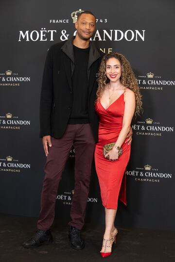 Anthony Randolph y Marisela Randolph posan en el photocall de la fiesta navideña de Moët & Chandon.