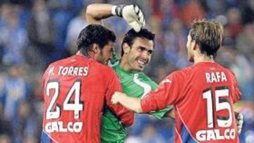 <b>EL HÉROE. </b>Torres y Rafa felicitan a Codina, la clave del partido.