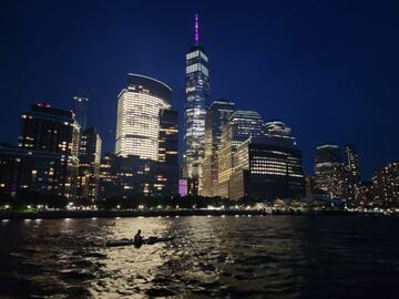 Barbara Hernández junto a su kayakista mientras cruza la Isla de Manhattan durante la noche.