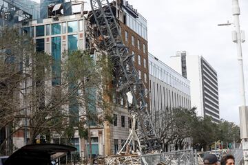 Una grúa de construcción que cayó sobre el edificio que también alberga las oficinas del Tampa Bay Times, después de que el huracán Milton tocara tierra, en el centro de San Petersburgo, Florida.