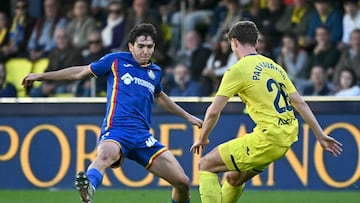 Getafe's Spanish midfielder #06 Mario Martin fights for the ball with Villarreal's Spanish defender #26 Pau Navarro during the Spanish league football match between Villarreal CF and Getafe CF at La Ceramica Stadium in Vila-real on December 6, 2025. (Photo by JOSE JORDAN / AFP)