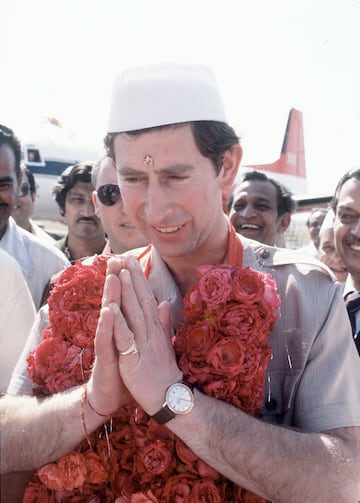 El príncipe Carlos con una gorra Nehru y una guirnalda a su llegada al aeropuerto de Baroda durante una gira oficial por la India en 1980.