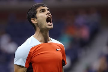 Carlos Alcaraz llega a las primeras semifinales de Grand Slam de su carrera, tras vencer en un histórico partido de cuartos frente a Jannik Sinner. El partido ha acabado 6-3, 6-7(7), 6-7(0), 7-5, 6-3.