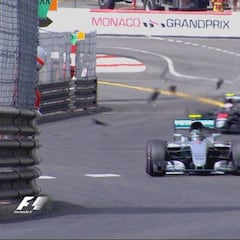 Una tapa de alcantarilla a punto de causar una desgracia a Button