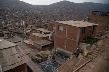 Los hermanos Willy y Sebastian Quispe construyeron la rampa de skate en su casa en la cima de una colina en el distrito de Villa María del Triunfo, en las afueras del sur de Lima. La rampa en forma de U que mide 10 metros de largo por cuatro de ancho y que fue construida antes de la pandemia de coronavirus en la parte trasera de su casa, es un sueño hecho realidad para los modestos patinadores.