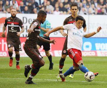 Hamburg (Germany), 30/09/2018.- Hamburg's Hee-Chan Hwang (R) in action during the German Second Bundesliga soccer match between HSV Hamburg and FC St. Pauli in Hamburg, Germany, 30 September 2018. (Alemania, Hamburgo) 