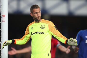 El cancerbero holandés, titular contra España en la final del Mundial de 2010, cuenta con amplia experiencia aunque las dos últimas temporadas ha estado a la sombra de Jordan Pickford. El fichaje del danés Lössl le abre las puertas del conjunto toffee. 