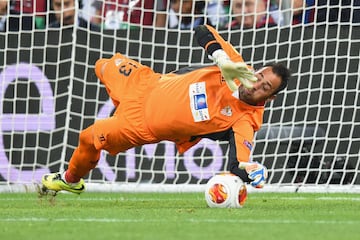 Beto le para un penalti al Benfica.