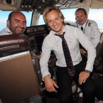 Rakitic era todo felicidad en el vuelo que llevó al Sevilla a Turín. El capitán del equipo nevionense posó en la cabina del avión junto a los pilotos.