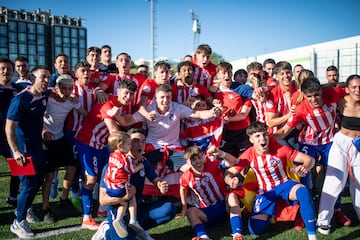 Los jugadores del Atlético celebran el título.