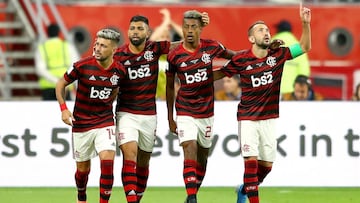 DOHA, QATAR - DECEMBER 17: Giorgian De Arrascaeta of CR Flamengo celebrates with teammates after scoring his team&#039;s first goal during the FIFA Club World Cup semi-final match between CR Flamengo and Al Hilal FC at Khalifa International Stadium on Dec