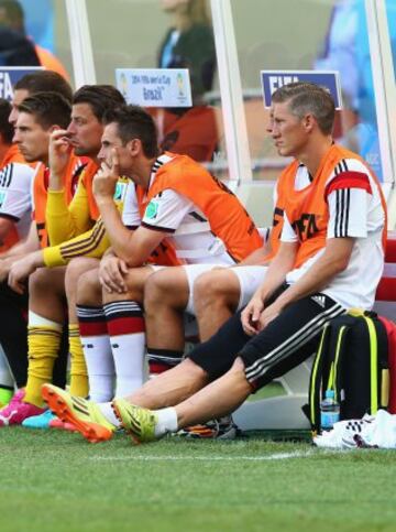 Miroslav Klose y Bastian Schweinsteiger en el banquillo. 