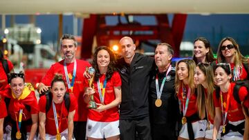 MADRID, 21/08/2023.- Las jugadoras de la selecci¨®n espa?ola de f¨²tbol, nueva campeona del Mundo, acompa?adas por su entrenador Jorge Vilda y por el presidente de RFEF Luis Rubiales, posan con el trofeo a su llegada al aeropuerto de Barajas, este lunes en Madrid. EFE/FERNANDO VILLAR
