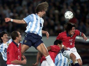 Hasta que llegó Messi era el máximo goleador de la selección de Argentina con 56 goles en 78 partidos oficiales. Delantero fuerte y hábil que iba fenomenal de cabeza.