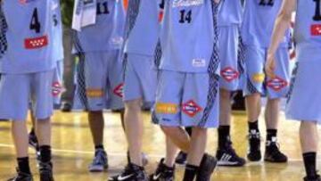 <b>INTRATABLES. </b>Los jugadores del Asefa Estudiantes aplauden a la afición tras ganar al Caja Laboral.