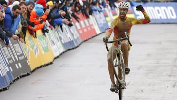 Felipe Orts celebra su segunda plaza en los Mundiales de Ciclocr&oacute;s sub-23 de 2017.