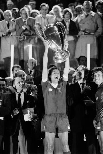 Phil Thompson, defensor y capitán del aquel Liverpoool campeón, levanta la Copa de Europa tras vencer al conjunto blanco.