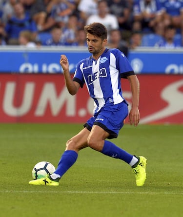 Vistió la camiseta del Alavés la temporada 2017-18. Su primera experiencia en el fútbol tras terminar su vínculo con el Real Mdrid.