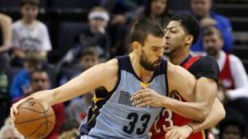 Marc Gasol postea ante Anthony Davis.