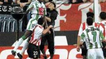 <B>POR LOS AIRES.</B> Burgos se adelanta al remate de cabeza de Fabao, que había ganado a Alonso.