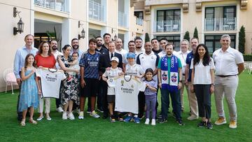 Emilio Butragueño y Roberto Carlos reciben a las peñas madridistas de Estados Unidos en la concentración del Real Madrid en Los Ángeles.