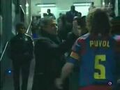 La cachetada de Mou a Puyol se volvió a hacer viral: ojo a la cara del ex defensor