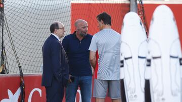 Monchi conversa con Lopetegui. TONI RODRÍGUEZ / DIARIO AS