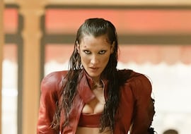 Supermodelos muertas y una enfermedad que hace a la gente más guapa: ‘The Beauty’’ quiere ser la primera gran serie de 2026