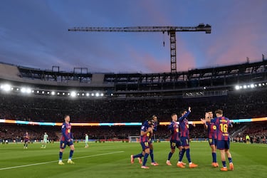 Los jugadores del Barcelona celebran el 3-0 de Fermín López al Athletic Club. 