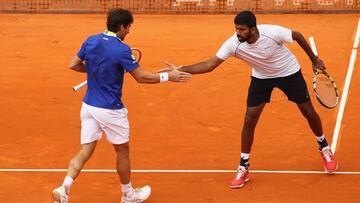 El indio Rohan Bopanna saluda a Marc Lopez tras la final del torneo de dobles de Montecarlo.