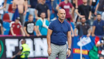 Paco L&oacute;pez en la banda del Ciutat de Val&egrave;ncia frente al Eibar.