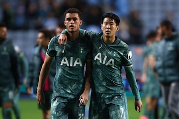 Brennan Johson y Heung-min Son, jugadores del Tottenham, tras el partido de Carabao Cup ante el Coventry City.