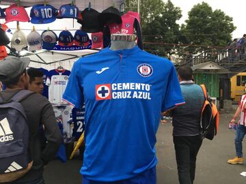 A las afueras del Azteca ya se vende la réplica del nuevo jersey de 'La Máquina'.