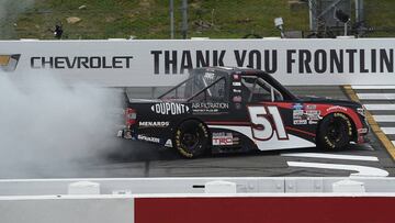 Brandon Jones celebra su victoria en el circuito de Pocono.