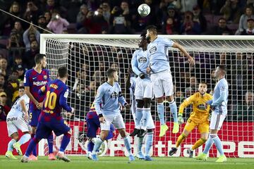 Desde casi 30 metros, Messi le pega con el interior, el balón sobrevuela la barrera y entra por la escuadra izquierda. Vuela Rubén Blanco, pero es imposible.