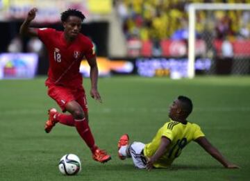 Colombia's Frank Fabra (R) and Peru's Andre Carrillo vie for the ball during their Russia 2018 FIFA World Cup qualifiers match, at the Metropolitano Roberto Melendez stadium in Barranquilla, Colombia, on October 8, 2015. AFP PHOTO / RAUL ARBOLEDA