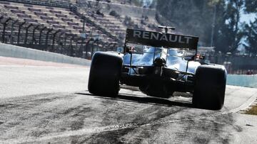 Un Renault durante los test en Barcelona.