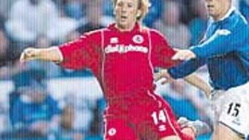 <b>TITULARES EN SUS EQUIPOS. </b>Iván Campo y Gaizka Mendieta se han convertido en piezas vitales del Bolton y el Middlesbrough. El donostiarra ha respondido perfectamente a la nueva ubicación que le ha buscado Sam Allardyce, la de medio centro. El bilbaíno suele ocupar la banda derecha del Boro y es uno de los mejores cómplices del ex del Atlético de Madrid Juninho, quien ejerce como media punta del equipo.