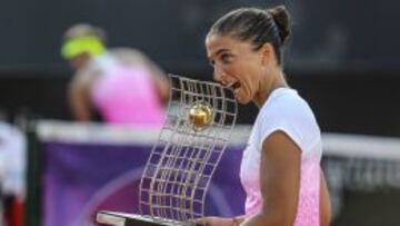 La italiana Sara Errani muerde el trofeo que la acredita como ganadora en R&iacute;o de Janeiro. 