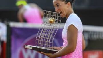 La italiana Sara Errani muerde el trofeo que la acredita como ganadora en R&iacute;o de Janeiro. 