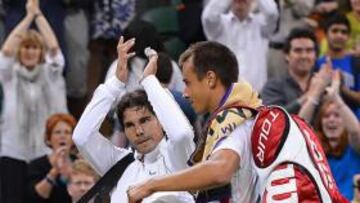 <b>SORPRESA. </b>Nadal se retira aplaudiendo y Rosol saborea su triunfo.