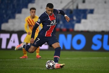 1-0. Kylian Mbappé marcó de penalti el primer gol tras revisar el VAR un pisotón de Clement Lenglet a Marco Verratti.