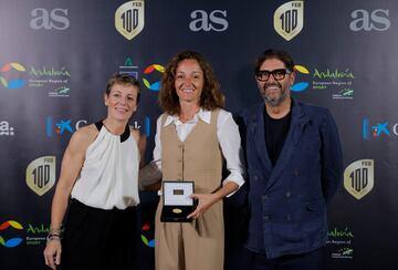 Elisa Aguilar, presidenta de FEB y Vicente Jiménez, director de Diario As con Lai Palau, jugadora con más partidos internacionales, 314, es también la que más medallas ha logrado: doce, incluidos tres oros europeos. En clubes ha logrado dos Euroligas, una ocn el Ros (2012) y otyroa con el Praga (2015). Ha jugado en Francia, Polonia, República Checa, Austria.. y fue la primera en superar las mil asistencias en la Euroliga.