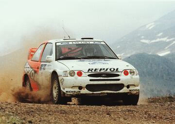 En 1997 se inauguraba una nueva era en el Mundial con la llegada de los ‘world rally car’. Carlos convenció a los responsables de Ford para que cediesen la gestión de su programa deportivo al equipo de Malcolm Wilson, M-Sport. Y aunque los inicios son siempre complicados, esa temporada estuvo peleando por el título hasta el final y se anotó dos triunfos en el Rally Acrópolis y el de Indonesia.