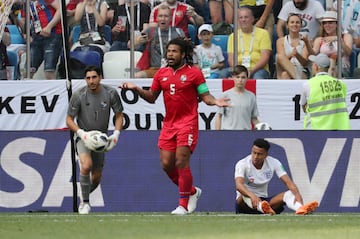 Román Torres y Jesse Lingard pugnaban por un balón y el colegia decretó falta del panameño dentro del área. Harry Kane no falló desde los 11 metros.