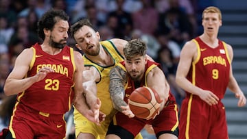 Villeneuve-d'ascq (France), 27/07/2024.- Jock Landale of Australia (C) in action against Juancho Hernangomez and Sergio Llull (L) of Spain during the Men Basketball Group A match between Australia and Spain in the Paris 2024 Olympic Games, at the Pierre Mauroy Stadium in Villeneuve-d'Ascq, France, 27 July 2024. (Baloncesto, Francia, España) EFE/EPA/ALEX PLAVEVSKI